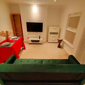 fully-equipped-flat-in-the-city-of-e11-1an.brighton-hotels-england.com/